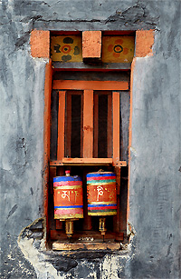 Twee gebedswielen (Jambay Lhakhang)